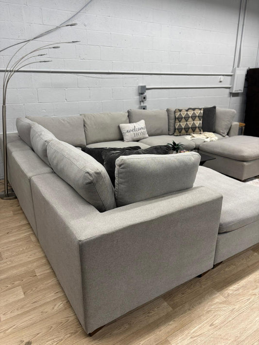 Thomasville Lowell 8-Piece Modular Sectional – Light Gray
